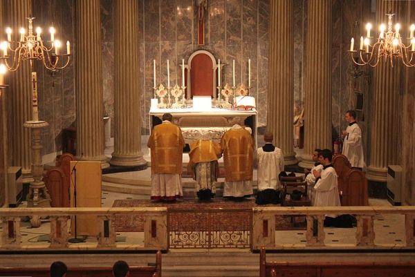 The Confiteor at a Traditional Latin Mass. Credit: James Bradley, CC BY 2.0, via Wikimedia Commons