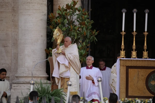 Papa Franjo pridružuje se kraju euharistijske procesije za klanjanje Presvetom sakramentu i za pružanje euharistijskog blagoslova u nedjelju Tijelovo, 2. lipnja 2024. Autor: Elizabeth Alva/EWTN News