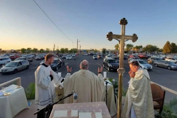 Bisop Peter Baldacchino iz biskupije Las Cruces, New Mexico, slavi misu na parkiralištu tijekom zaključavanja Coid-19, 9. travnja 2020. godine: David McNamara/Biskupija Las Cruces