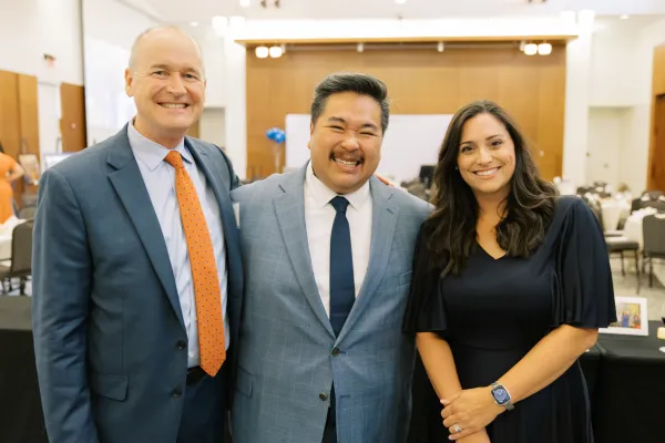 Greg Schleppenbach (CEO), David Sao (chief creative marketing officer), dan Cristina Barba Whalen (pendiri dan presiden The Culture Project) di Perjamuan Peringatan 10 Tahun The Culture Project di St. Vincent Archabbey, Latrobe, Pennsylvania, pada Juni 2024 .Kredit: Jillian Lim Payne/Proyek Budaya