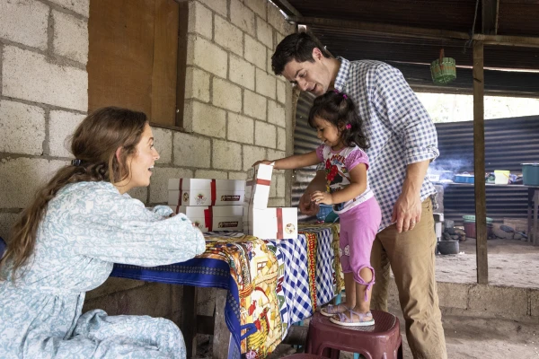 Catholic actor David Henrie and his wife, Maria, give a Box of Joy to a little girl in Guatemala. Credit: Benjamin Rusnak