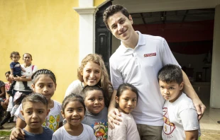 Catholic actor David Henrie and his wife, Maria, with children during their mission trip to Guatemala with Cross Catholic Outreach. Credit: Benjamin Rusnak