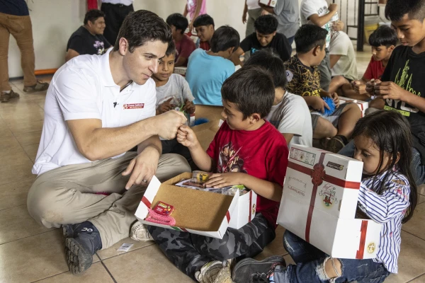 Catholic actor David Henrie while on his mission trip to Guatemala with Cross Catholic Outreach's Box of Joy ministry. Credit: Benjamin Rusnak