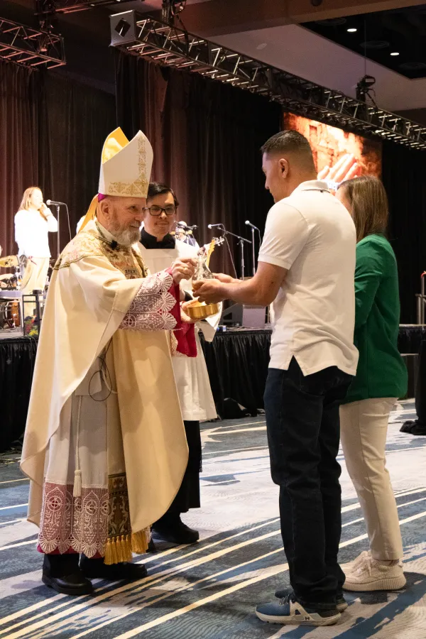 Nadbiskup Samuel J. Aquila slavi posebnu misu za nazočne u hispanskom euharistijskom samostanu 27. travnja 2024. u Denveru.  Zasluge: Denver Catholic