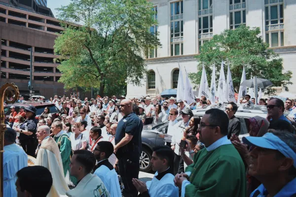 Mnoštvo koje prati euharistijsku procesiju stoji i kleči ispred crkve Svetog Duha u Denveru na kraju procesije 9. lipnja 2024. Zasluge: Kate Quiñones/CNA