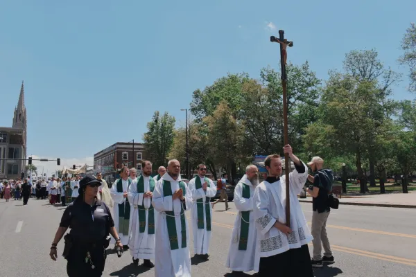 Denverska euharistijska procesija napušta katedralu Bazilike Bezgrešnog začeća u Denveru 9. lipnja 2024. Zasluge: Kate Quiñones/CNA