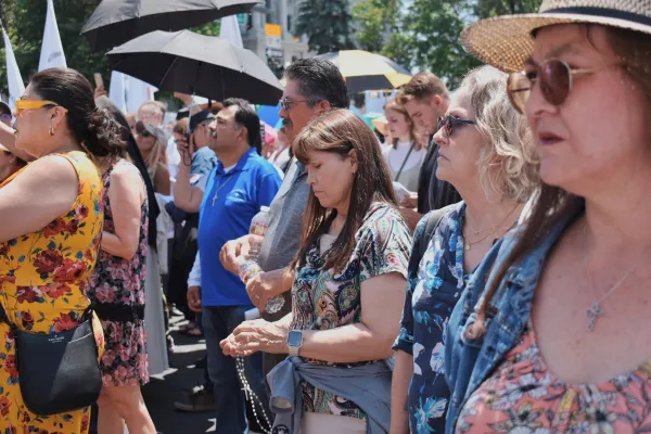 Članovi Denverske euharistijske procesije mole i pjevaju.  Zasluge: Kate Quiñones/CNA