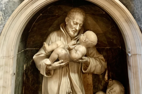 A marble sculpture of St. Cajetan holding the infant Jesus identifies the spot where the saint’s vision occurred in the crypt of the Chapel of the Nativity, the side chapel to the right of the main altar of the Basilica of St. Mary Major in Rome, Italy. Credit: Courtney Mares/CNA