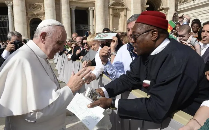 Tony Nnachetta dijeli trenutak s papom Franjom.  Oženjeni otac četvero djece je župljanin u katoličkoj nadbiskupiji Onitsha.  Zasluge: Fotografija ljubaznošću ACI Africa
