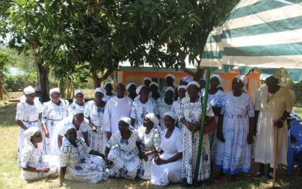 Članovi St. Monica Widows Group okupljaju se za fotografiranje nakon mise u župi St, Aloysius Gonzanga u nadbiskupiji Kisumu, Kenija. Zasluge: Agnes Aineah/ACI Afrika