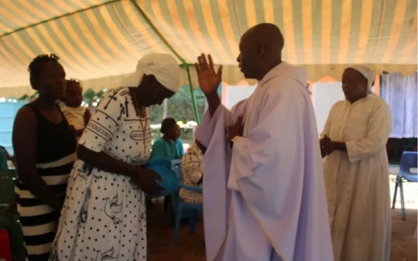 St. Monica Widows Group su žene koje žele biti vjerne sakramentima i ne dopuštaju da ništa stane na put sudjelovanju u svetoj pričesti — čak ni tradicija,” rekao je otac Lawrence Omollo, kapelan St. Monica Widows Group, za ACI Africa. Zasluge: Agnes Aineah/ACI Afrika