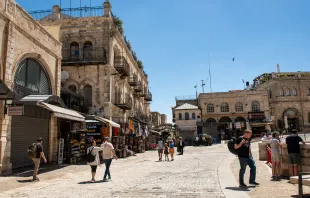 The entrance of Jaffa Gate (interior), one of the main access points to the Old City of Jerusalem, was almost empty around noon on Friday, May 24. According to data from the Israeli Ministry of Tourism, just over 80,000 people entered the country in April 2024, a decrease of 77 percent compared to April 2023. The same decrease was recorded for the first quarter of 2024. Credit: Marinella Bandini