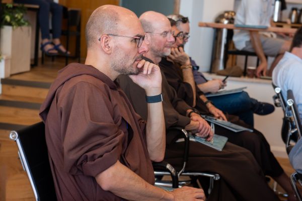 Otac Enrico Maiorano (u prvom planu) iz kapucinskog samostana u Jeruzalemu 4. lipnja 2024. na tiskovnoj konferenciji o predstavljanju izvješća 