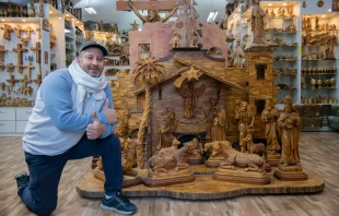 Bassem Giacaman in his shop in Bethlehem in December 2024. The artisans in Bethlehem are almost all Christians. They primarily work with olive wood. Most of the businesses in Bethlehem are family businesses. Credit: Marinella Bandini