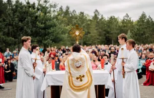 Bishop Andrew Cozzens of Crookston, Minnesota, blesses the crowd with the Eucharist in a monstrance during an outdoor Pentecost Sunday Mass on May 19, 2024, in Bemidji, Minnesota. The Mass at the headwaters of the Mississippi River marked the start of the National Eucharistic Pilgrimage, a four-route trek consisting of Eucharistic processions, community service, and other events that culminates in July at the National Eucharistic Congress in Indianpolis. Credit: Gianna Bonello/CNA