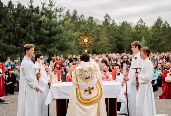Bishop Andrew Cozzens of Crookston, Minnesota, blesses the crowd with the Eucharist in a monstrance during an outdoor Pentecost Sunday Mass on May 19, 2024, in Bemidji, Minnesota. The Mass at the headwaters of the Mississippi River marked the start of the National Eucharistic Pilgrimage, a four-route trek consisting of Eucharistic processions, community service and other events that culminates in July at the National Eucharistic Congress in Indianpolis, Indiana. Credit: Gianna Bonello/CNA