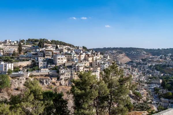 Maison Abraham as seen from the opposite hill. At its foot lies the Arab neighborhood of Silwan, which stretches down to the Kidron Valley. The house is located on top of a hill in the heart of the Muslim neighborhood of Ras al-Amud, in East Jerusalem. Credit: Marinella Bandini