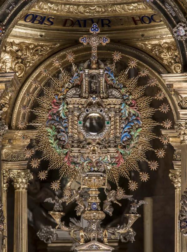Postoji 159 skulptura koje krase monstrancu koja se koristi u godišnjoj procesiji Corpus Christi u Valenciji, u Španjolskoj, uključujući biblijske scene od Starog zavjeta do Dobrog pastira i uskrslog Krista.  Apostoli i crkveni naučitelji ukrašavaju hostiju, a prikazuju se euharistijska čudesa.  Sveci koji su posebno posvećeni Euharistiji dio su mnoštva štovatelja, poput pape Pija X., poznatog kao 