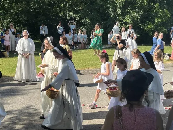 Dominican nuns and young children lay flower petals on the ground before the Eucharist passes by in Nashville, Tennessee, on Friday, June 28, 2024. Credit: Tyler Arnold/CNA