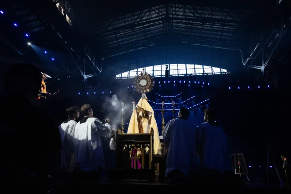 Bishop Andrew Cozzens of Crookston, Minnesota, who spearheaded the U.S. bishops’ initiative of Eucharistic Revival, performs benediction with the Eucharist before a crowd of tens of thousands. Credit: Jeffrey Bruno