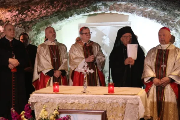 Kardinal Claudio Gugerotti slavi božansku liturgiju u crkvi svetišta svetog Pavla u Tabbalehu, Damask, 25. siječnja 2025. kredit: ACI MENA