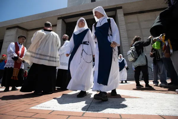 Vjernici koji izlaze iz katedrale redaju se na povijesno euharistijsko hodočašće.  Zasluge: Jeffrey Bruno