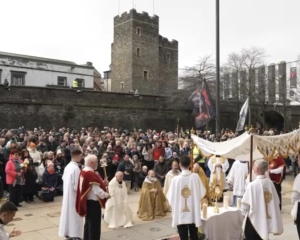 Obožavanje blagoslovljenog sakramenta u Guildhall Squareu, Derry, Irska, 1. veljače 2025. Zasluge: EWTN Ireland