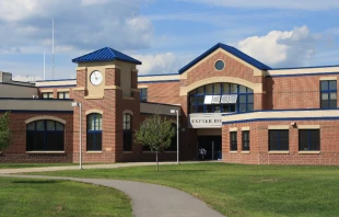 Exeter High School in Exeter, New Hampshire. Austin Blake Grant via Wikimedia (CC BY-SA 3.0).