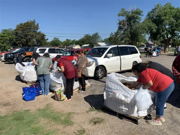 Lokalno stanovništvo skuplja krumpire od katoličkih dobrotvornih organizacija Texas Panhandle 17. svibnja 2024. Zasluge: Catholic Charities of Texas Panhandle