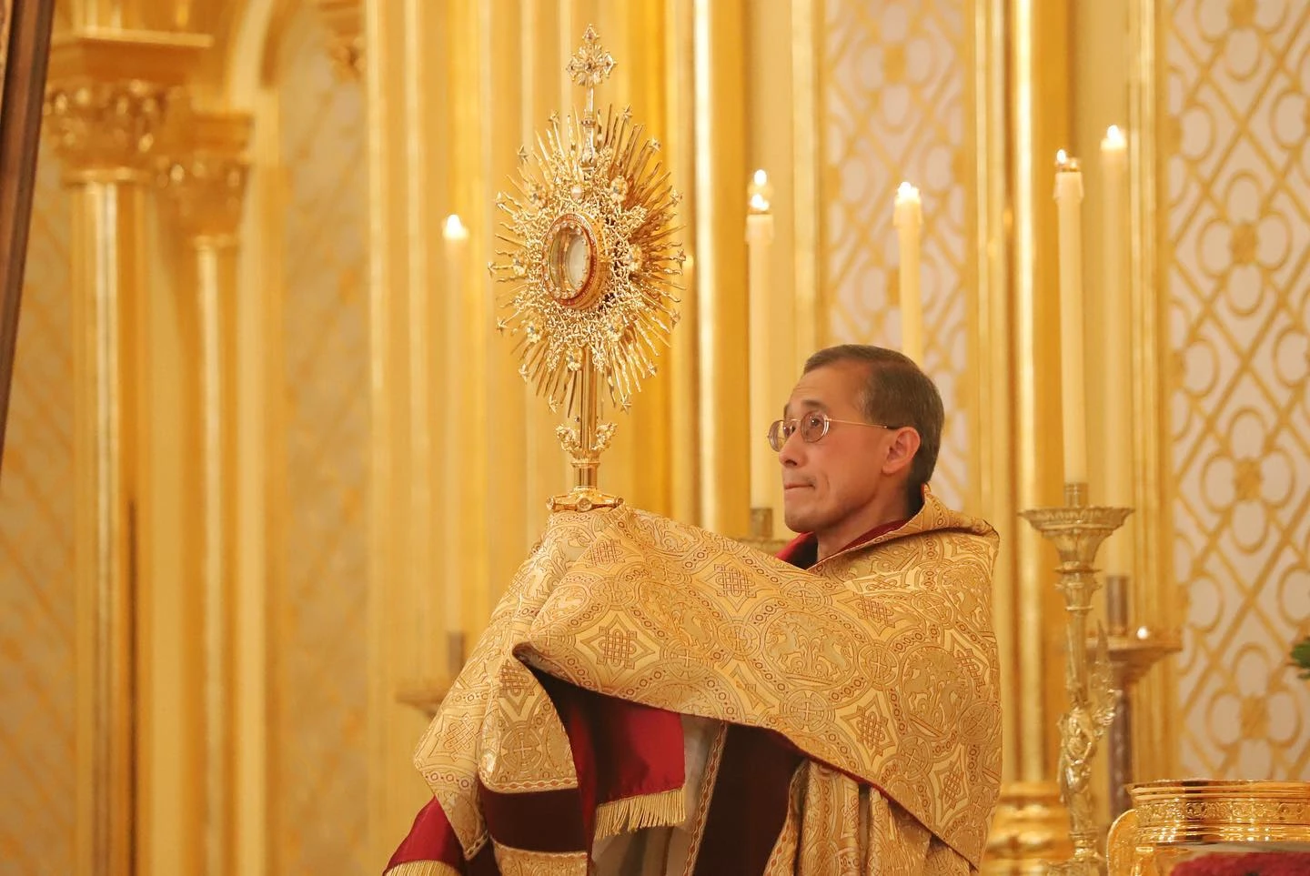 Father Miguel holds aloft a monstrance containing the Blessed Sacrament at Mass.?w=200&h=150