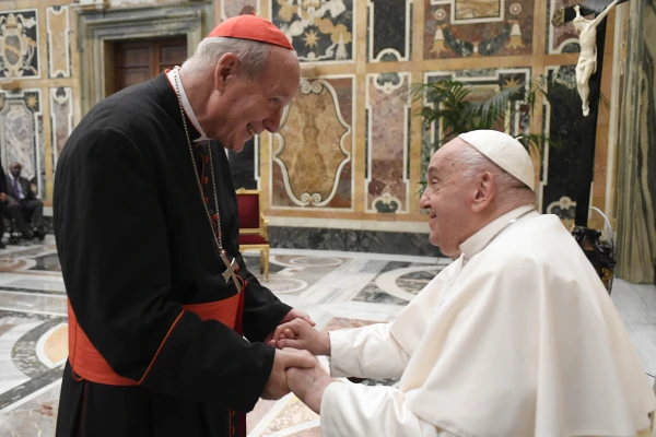 Papa Franjo i kardinal Christoph Schönborn, bečki nadbiskup, pozdravljaju se tijekom audijencije kod Međunarodne mreže katoličkih zakonodavaca u Klementinskoj dvorani u Vatikanu 24. kolovoza 2024. Autor: Vatican Media