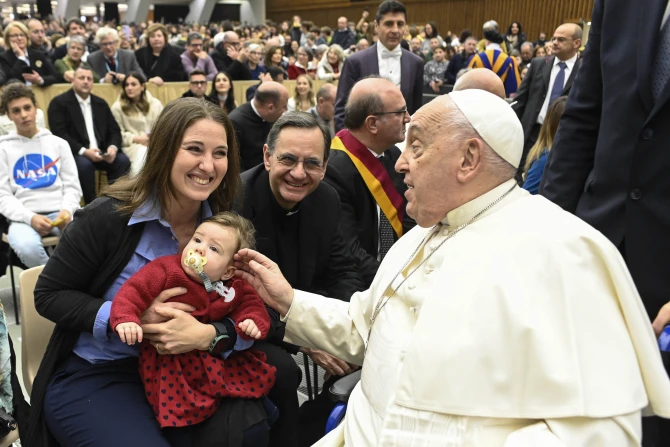 20250111 Pope Francis blesses baby