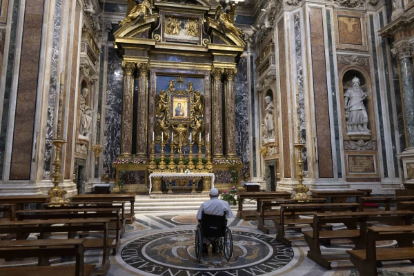 Papa Franjo moli se pred ikonom Salus Populi Romani u bazilici Svete Marije Velike u Rimu, 8. prosinca 2024. Zasluge: Vatikanski mediji