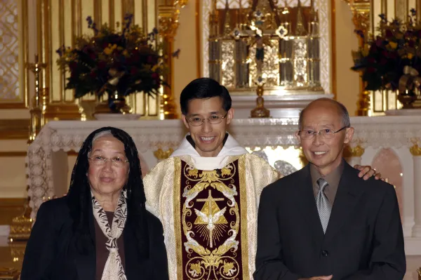 Pastor Miguel bersama ibu dan ayahnya pada Misa pertamanya tahun 2004. Kredit: Pastor Miguel