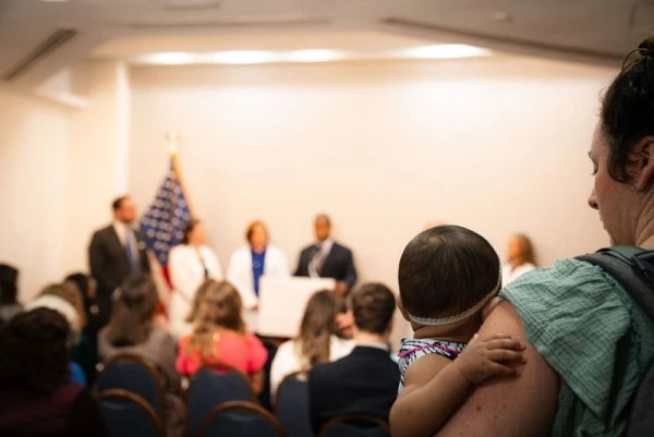 Mlada gledateljica gleda dok liječnici najavljuju Deklaraciju o zdravlju žena na konferenciji za novinare 22. listopada 2024. u Washingtonu, DC Autor: Migi Fabara/EWTN