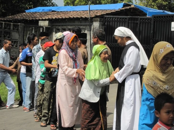 The Monastery of Gedono receives many guests, both Catholic and Muslim. The sisters have a guesthouse for priests, religious, and laypeople who come for a few days or a week of solitude and prayer. As many as 200 or 300 people attend Sunday Mass at the monastery.?w=200&h=150