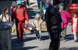 Venezuelan immigrants arrive to the U.S.-Mexico border to try to cross into the United States on Jan. 8, 2023, from Ciudad Juarez, Mexico. Photo by John Moore/Getty Images