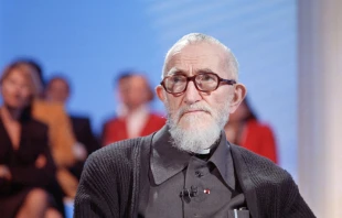 French Catholic priest Abbé Pierre appears on the TV programm “La Marche du Siecle” in Paris on Dec. 19, 1988. Credit: GEORGES BENDRIHEM/AFP via Getty Images