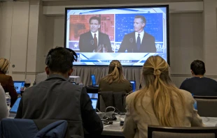 Florida governor and Republican presidential hopeful Ron DeSantis (left) and California Gov. Gavin Newsom appear on screen from the press room during a debate held by Fox News in Alpharetta, Georgia, on Nov. 30, 2023. Credit: CHRISTIAN MONTERROSA/AFP via Getty Images