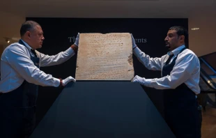 The oldest known stone tablet inscribed with the Ten Commandments, dating from A.D. 300 to 800, was sold at Sotheby’s on Dec. 18, 2024, in New York City. Expected to sell for $1 million to $2 million, it went for $5.04 million. Inscribed with the commandments in Paleo-Hebrew script, the tablet was discovered during railroad excavations along the southern coast of Israel in 1913. Credit: Spencer Platt/Getty Images