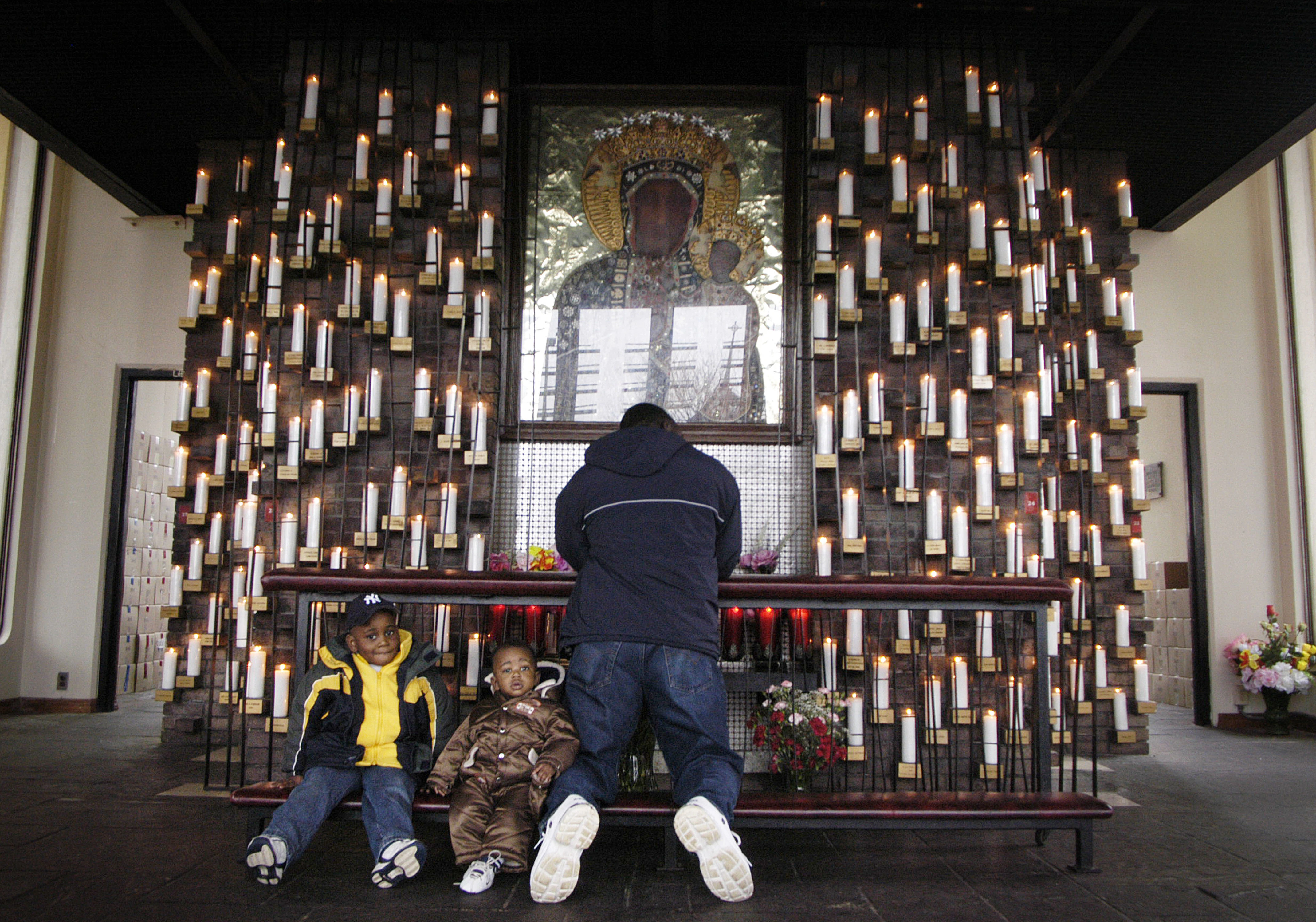 A man prays at the Candlelight Chapel at the National Shrine to Czestochowa in Doylestown, Pennsylvania, on April 2, 2005, the day Pope John Paul II died.?w=200&h=150