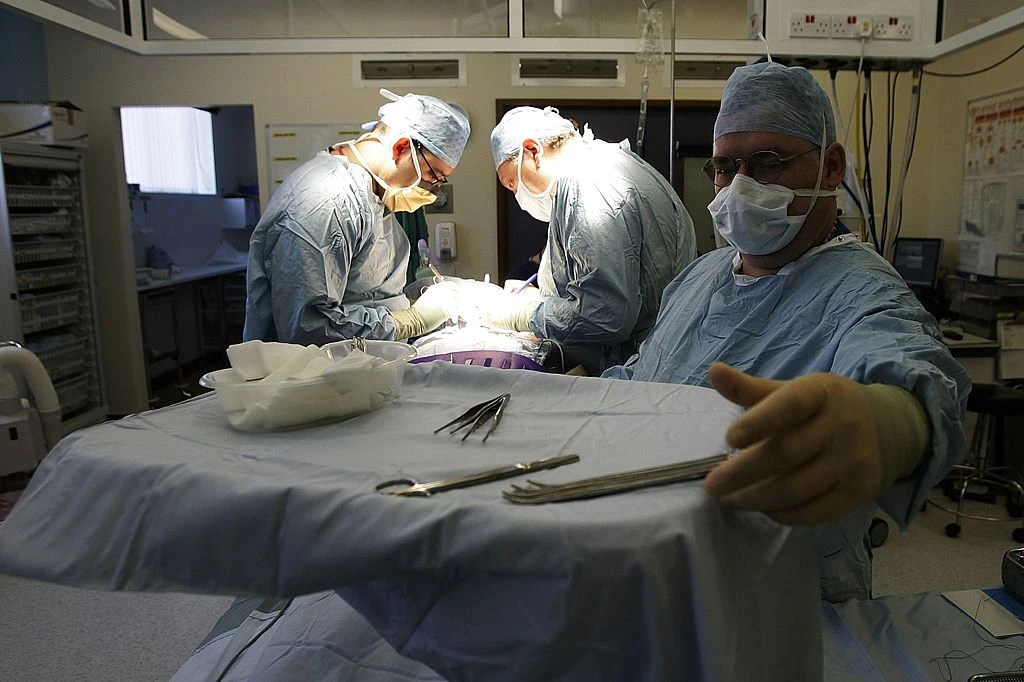 Consultant Surgeon Andrew Ready and his team conduct a live donor kidney transplant at The Queen Elizabeth Hospital Birmingham on June 9, 2006, in Birmingham, England.?w=200&h=150