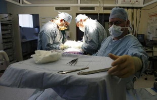 Consultant Surgeon Andrew Ready and his team conduct a live donor kidney transplant at The Queen Elizabeth Hospital Birmingham on June 9, 2006, in Birmingham, England. Credit: Christopher Furlong/Getty Images