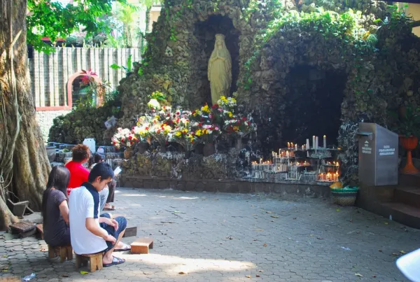 Gua Maria Sendangsono je hodočasničko mjesto Goa Marije koje se nalazi u selu Banjaroyo, okrug Kalibawang, pokrajina Kulon Progo, DI Yogyakarta. Zasluge: Agustinus Argodiantoro/Shutterstock