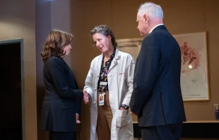 Vice President Kamala Harris arrives at Planned Parenthood in St. Paul, Minnesota, Thursday, March 14, 2024, and greets Dr. Sarah Taxler, chief medical officer of Planned Parenthood North Central States. Standing with the vice president is Minnesota Gov. Tim Walz. Credit: The White House, Public domain, via Wikimedia Commons