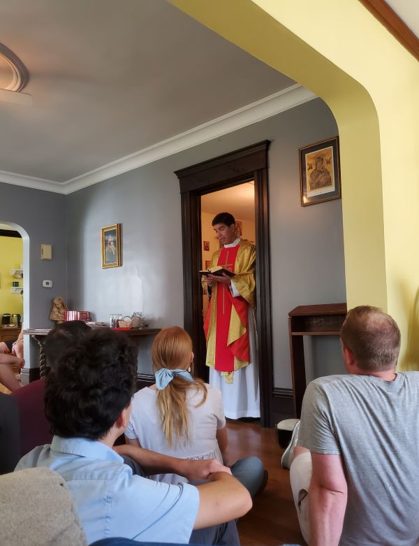 Hillsdale students fill the entry space, living room, and kitchen of The Grotto during the homily at Mass in 2021. Credit: Kate Quiñones