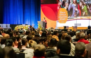 Sandra Miley emcees the Hispanic Eucharistic Convention on April 27, 2024, at the Gaylord of the Rockies Convention Center in Denver. Credit: Denver Catholic