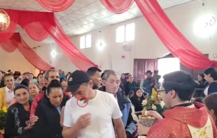 The moment a man tries to steal a consecrated host in Honduras. Credit:  Facebook Canal 16 Ocatepeque/Screenshot