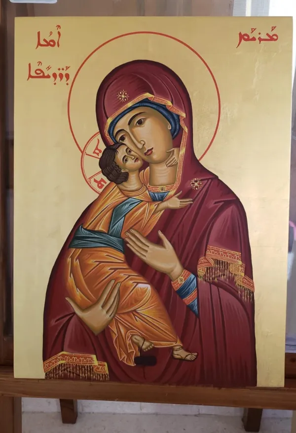 Ovu ikonu Djevice Marije od progonjenih kršćana naslikala je grkokatolička sestra Souraya iz Sirije, Melkita, koja živi u Libanonu.  Na ikoni je na aramejskom ispisano 