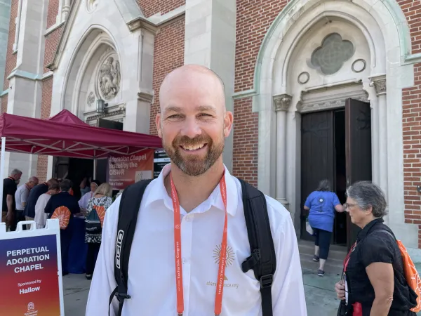 Andrew Niewald, učitelj teologije iz Beloita, Kansas, rekao je za CNA da je bio nadahnut gledajući toliko mnogo drugih ljudi u klanjanju koji dijele vjeru i ljubav prema Isusu u Euharistiji.  Zasluge: Zelda Caldwell/CNA